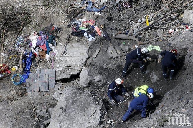 Тленните останки на жертви от катастрофиралия самолет на Джърмануингс бяха превозени с кортеж до Халтерн