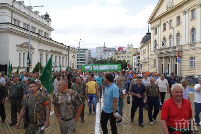 Шефът на БЛРС: Протестите на ловците и риболовците са политическа пиар акция (снимки)