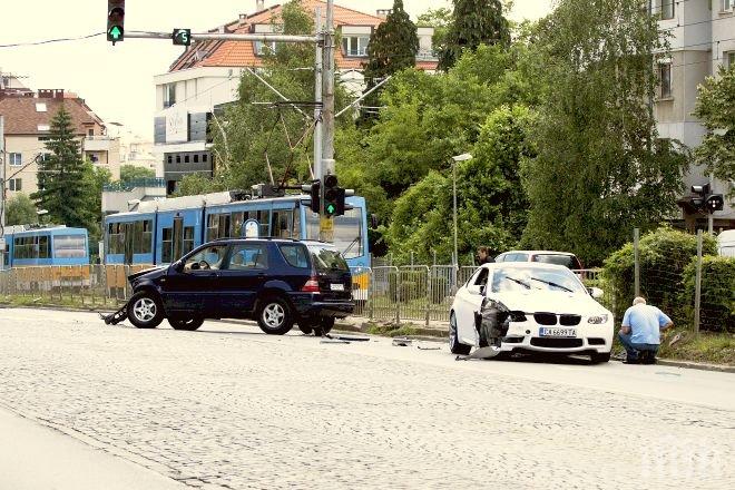 БМВ и Мерцедес катастрофираха челно в столицата (снимки)