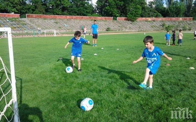 Децата на Левски се радват на новото тревно покритие на ст. Раковски
