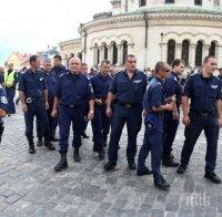 Протестиращите над 1000 полицаи стигнаха пред парламента