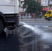 Видинчани мият улиците с препарат