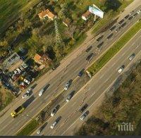 Полагат асфалтобетон в транспортния тунела на 