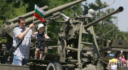 бащи синове играха заедно измежду танкове самолети военноисторическия музей