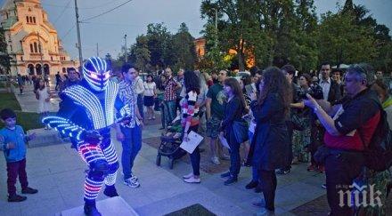 маскиран светодиоди забавлява туристите паметника цар самуил снимки