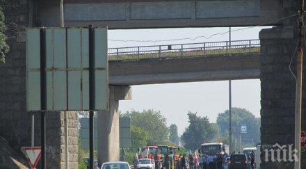 300 животновъди блокираха дунав мост