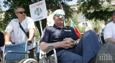 протестиращите полицаи искат оставката министър бъчварова