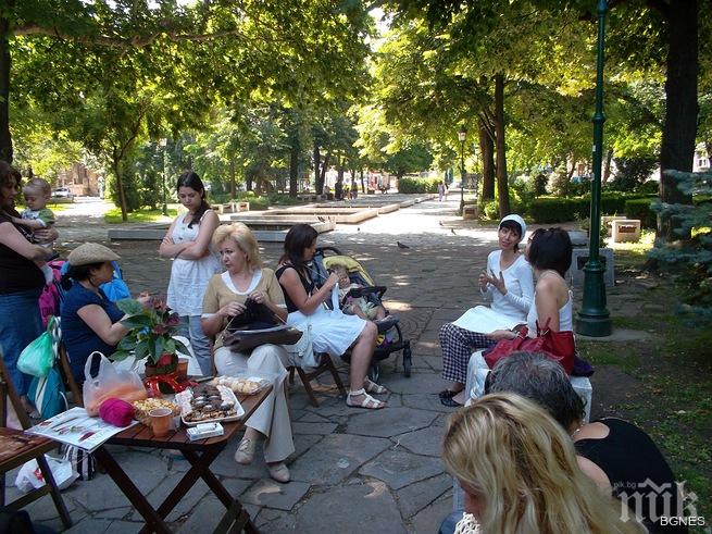 Утре е Световният ден на плетенето на открито