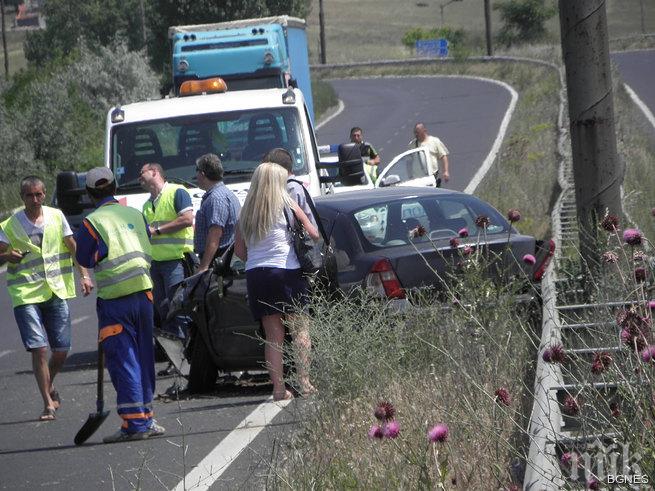 Рено се разби в мантинелата на Е-79 край Благоевград