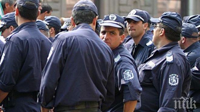 Започна протестът на служителите на МВР