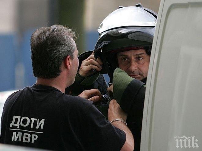 Полицията в Ловеч на крак! Жена плаши да взриви банка