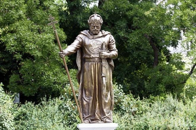 Вандали заляха с боя прожекторите на Самуил