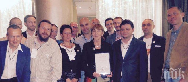 Сенатор сензационно разобличава ментето Моника Маковей! Вижте истината за знамето на Протестна мрежа, която е била мракобесен прокурор на Чаушеску