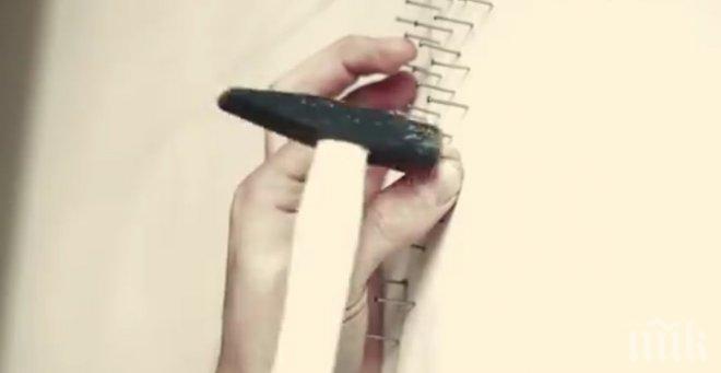 Млад мъж започна да забива пирони в дървен панел. Причината? Спря ми дъха!