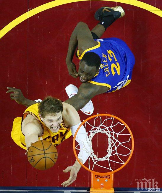 Голдън Стейт победи Кливланд и изравни резултата във финала на НБА