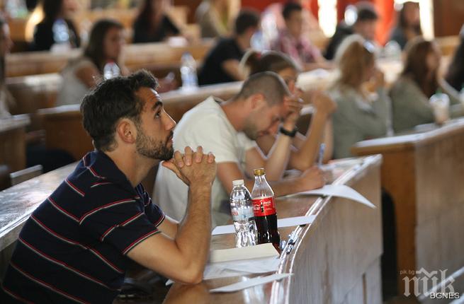 Варненка изтегли Война на световете за изпита по журналистика