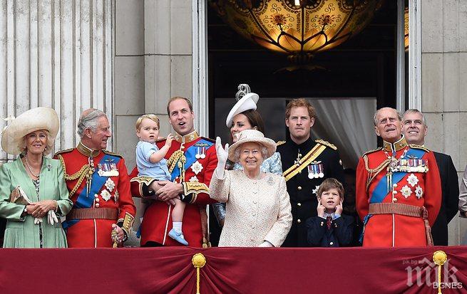 Кралското семейство на церемонията Посрещане на знамето