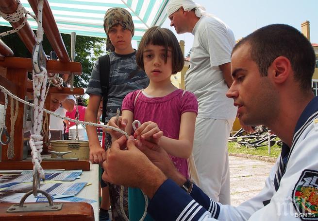 Деца и бащи разглеждат заедно Военноморския музей