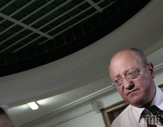 Танев: Минимални държавни изисквания и по-малко време за матурите