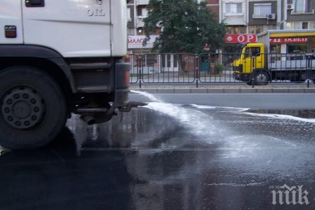 Видинчани мият улиците с препарат