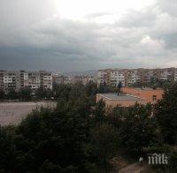Изненада! След жегата в София загърмя и заваля дъжд