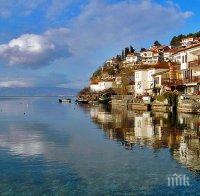 Поднесоха цветя на паметника на загиналите българи в Охридското езеро