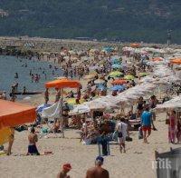 Варненци напълниха плажа в опит да се разхладят от голямата жега (снимки)