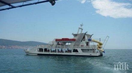 екшън англичанин вдигна въздуха кораб слънчев бряг сее обиди плюе хората бие екипажа