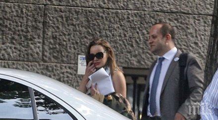 фото бомба пик радан кънев засечен млада блондинка насред софия средата работния ден