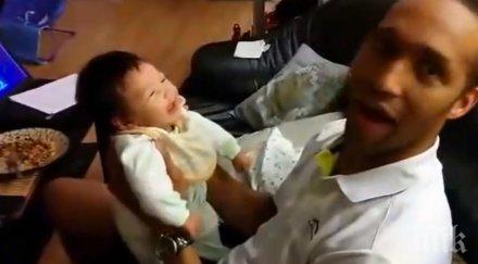 прави таткото своето бебче обиколи целия свят обичам видео