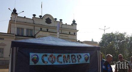 пик протестиращите полицаи вдигнаха шатра народното събрание