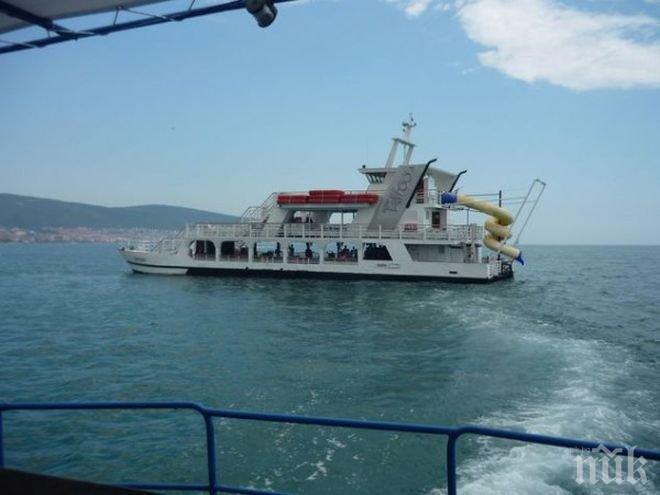 Екшън! Англичанин вдигна във въздуха кораб край Слънчев бряг - сее обиди, плюе хората и се бие с екипажа