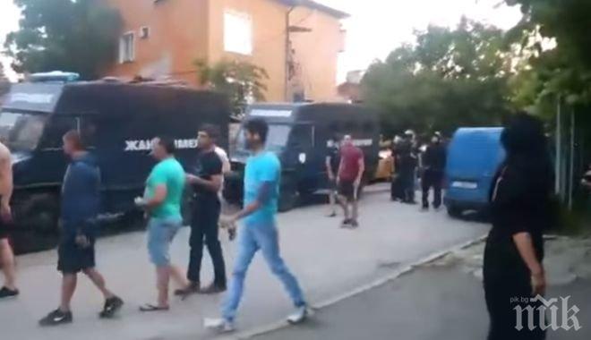 Протестиращи в Орландовци призовават за равни права между българи и цигани
