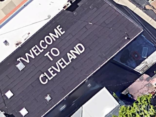 Майтап! Мъж плаши всички, които пристигат в Милуоки - вижте как