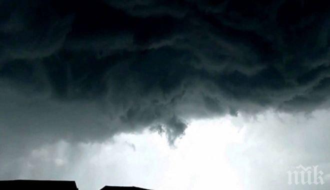 Градушка падна край Сливен, Кърджали и Варна! Облак като атомна гъба затисна морската столица (снимки)