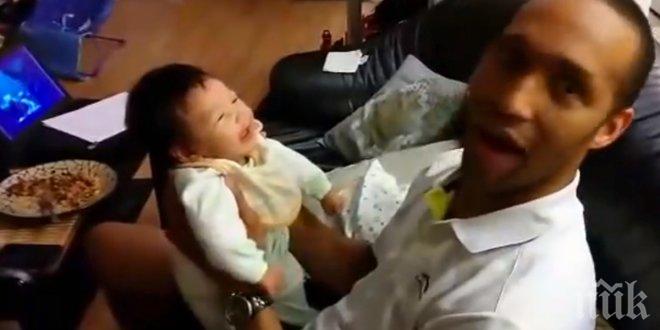 Това, което прави таткото със своето малко бебче, обиколи целия свят! Обичам това видео!