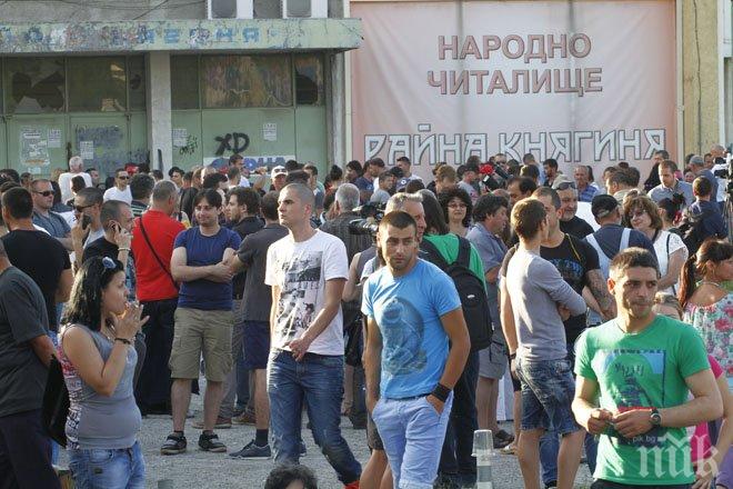 Стотина на протест в Орландовци - носят лозунги Революция. Свещеник размахва кръст (снимки) Стотина на протест в Орландовци - носят лозунги Революция. Свещеник размахва кръст (снимки)