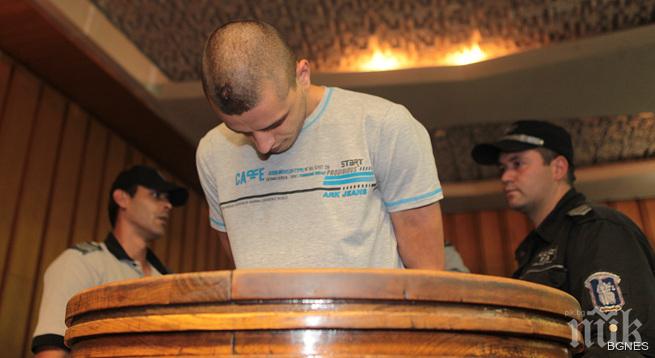 Младежът, който наръга с нож двама души в автобус 83, остава в ареста