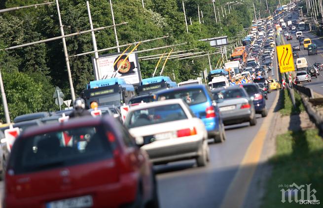 Кошмарно задръстване! 12 километра по магистрала Тракия в посока София! КАТ предложи алтернативен маршрут