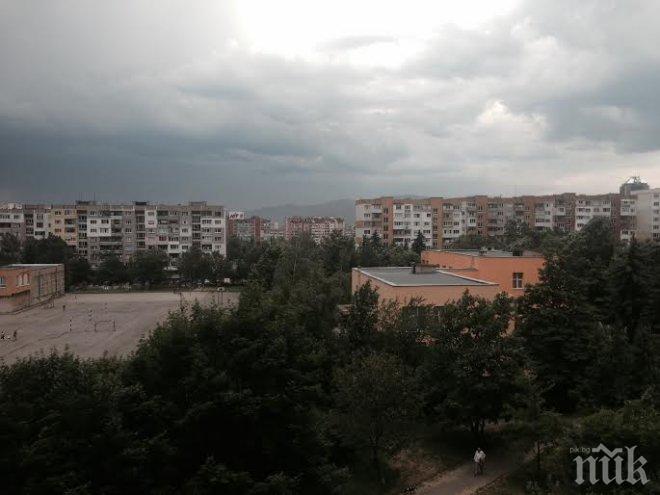 Изненада! След жегата в София загърмя и заваля дъжд