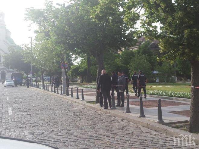 Първо в ПИК! Отцепиха района около храм-паметника Александър Невски (снимка)