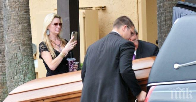 Риалити звезда си прави селфи до ковчега на детето си (снимка)