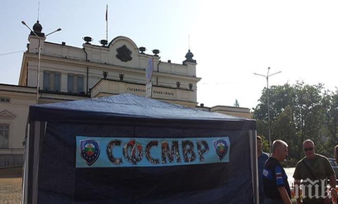 ПИК TV: Протестиращите полицаи вдигнаха шатра пред Народното събрание
