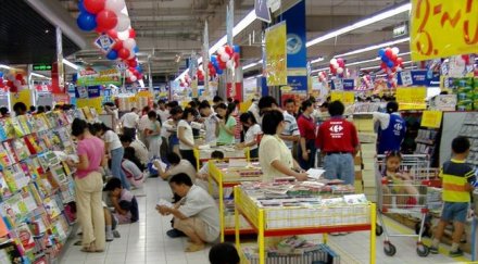 годишна баба заключена хипермаркет нова година