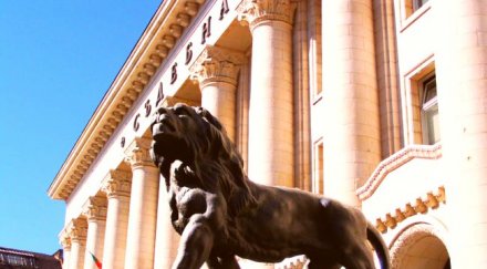 решават дали обвинени жестоко убийство остават ареста