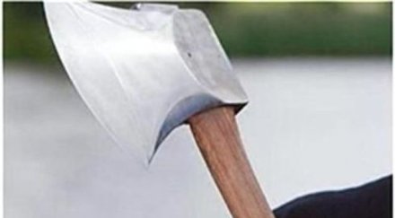 отхвърлен любовник напада брадва