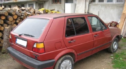 мъж наврял три деца багажника колата