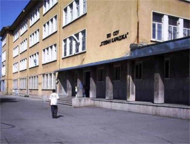 Наблюдават даскалите под лупа