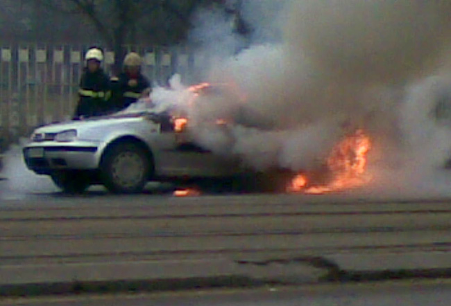 Лек автомобил се взриви в движение на бул.Ситняково (снимки)