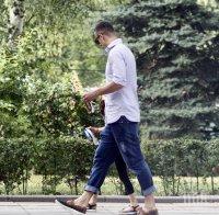 Супер фото бомба в ПИК! Бербатов засечен в сърцето на София! Вижте как се забавлява с дъщеря си най-актуалната ни футболна звезда! (уникални снимки)